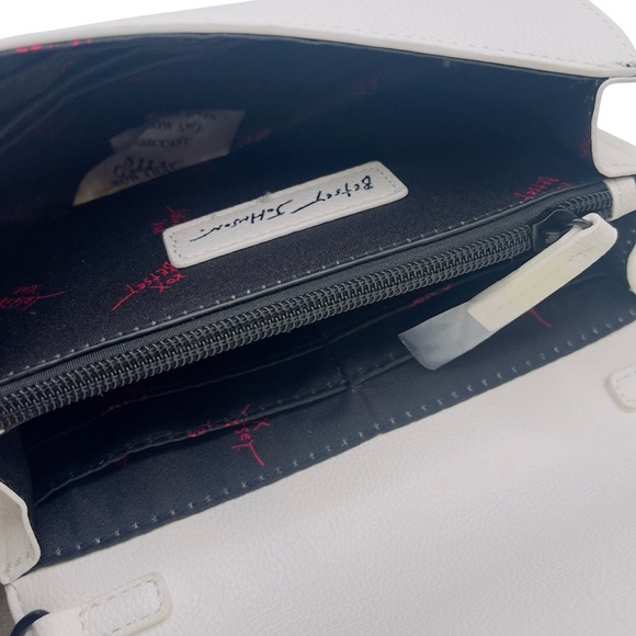 NWT Betsey Johnson Skull Crossbody Bag - White With Black Hardware - Picture 4 of 10